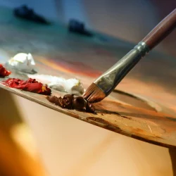 La imagen transmite la idea de que como personas somos lienzos en blanco y podemos pintar nuestra propia historia.