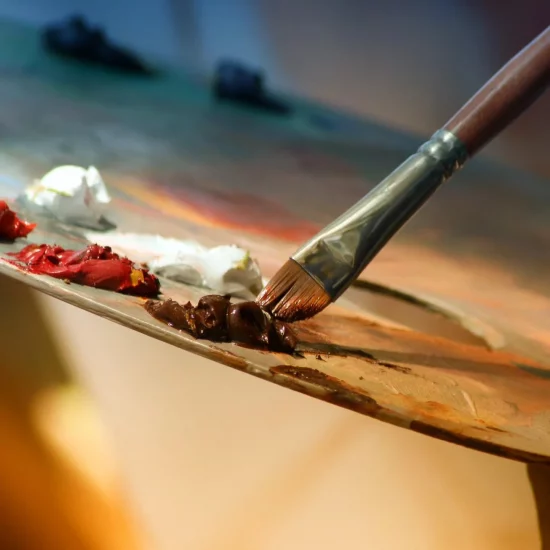 La imagen transmite la idea de que como personas somos lienzos en blanco y podemos pintar nuestra propia historia.